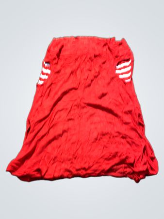 Rotes Oberteil mit weißen Streifen an den Ärmeln