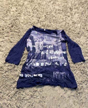 Blaues Langarm-T-Shirt mit Stadtansicht-Grafik