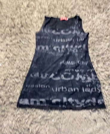 L3B Schwarzes Netz-Minikleid mit "urban lady" Druck
