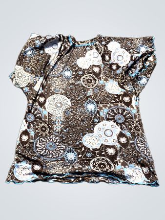 Braun und blau gemustertes Oberteil