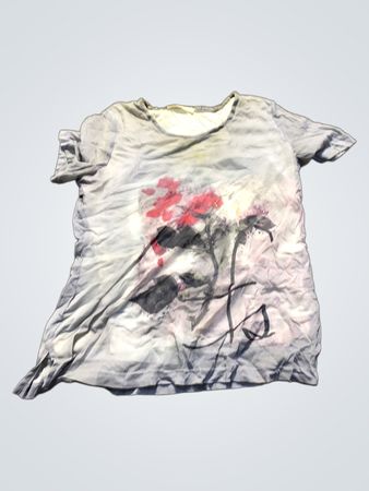 Hellblaues T-Shirt mit floralem Druck