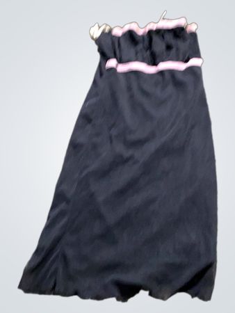 marineblaues Slipkleid mit pinken Akzenten
