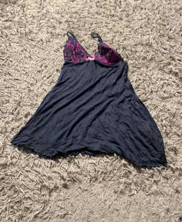Schwarze und rosa Babydoll-Unterwäsche