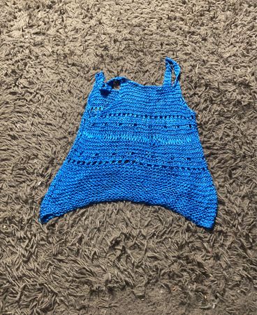 Blaues gehäkeltes Tanktop