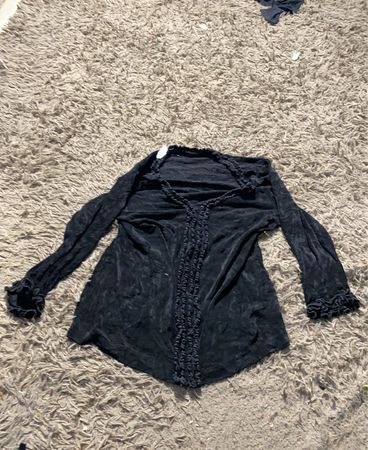Schwarzes langärmliges Rüschenshirt