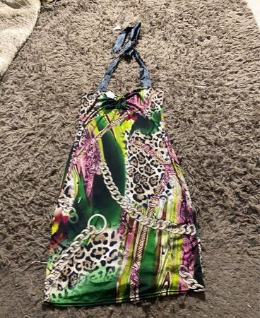 Halterneck-Kleid mit Kette und Tierdruck