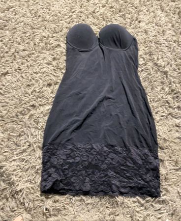 Schwarzes trägerloses Slipkleid mit Spitzenbesatz