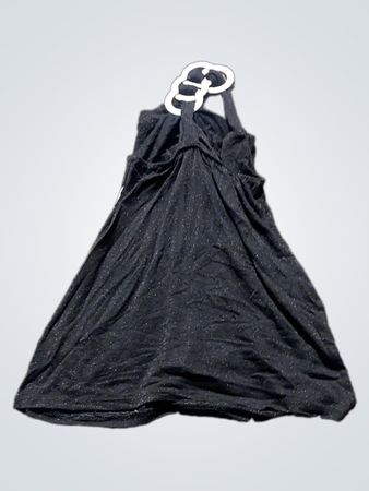 Schwarzes Neckholderkleid mit weißen Ringdetails