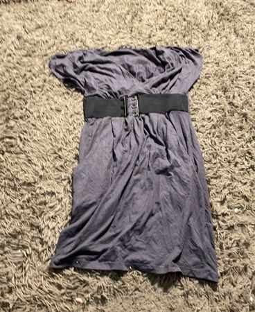 Graues Kleid mit schwarzem Gürtel
