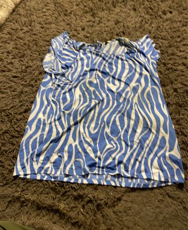 Top mit blauem und weißem Zebra-Muster