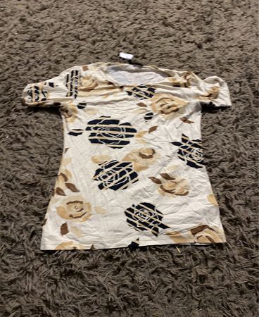 Cremefarbenes T-Shirt mit Blumenmuster