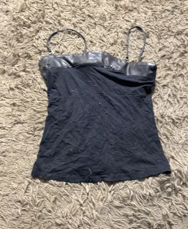Schwarzes Tanktop mit Kunstlederdetails