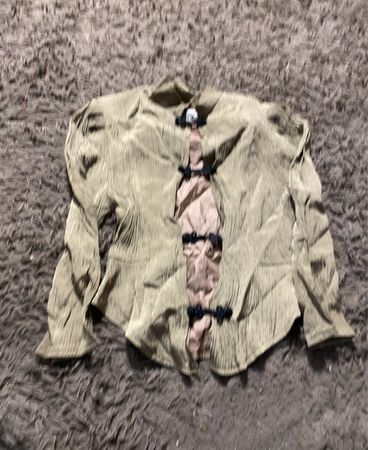 Gequetschte Stoffjacke mit Froschverschluss