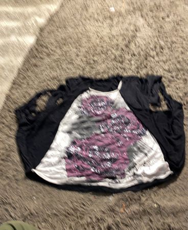 Schwarzes Langarmshirt mit floralem Grafikdesign.