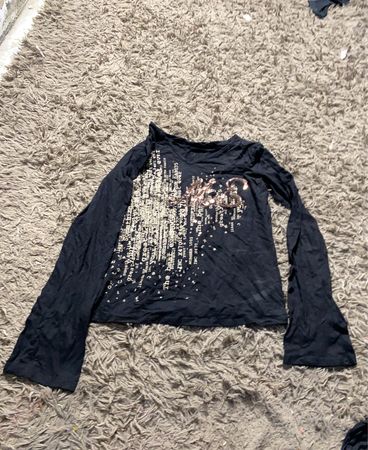 Schwarzes Langarmshirt mit Verzierungen