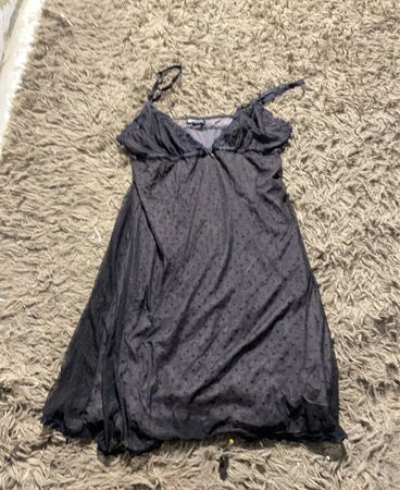 Schwarzes durchscheinendes Babydoll Slip Dress mit Spitzenbesatz