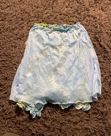 Blauer transparenter Rock mit Blumenmuster