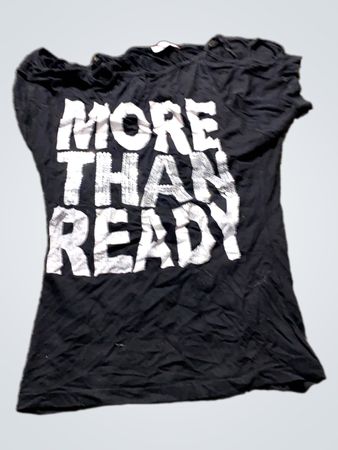 Schwarzes T-Shirt mit "MORE THAN READY" Grafik
