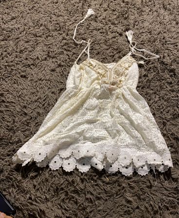 Weißes Spitzenkleid