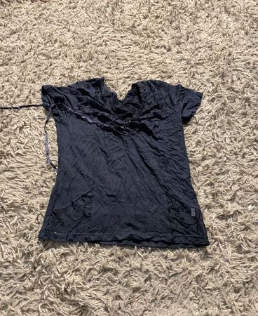Schwarzes T-Shirt mit dekorativem Muster