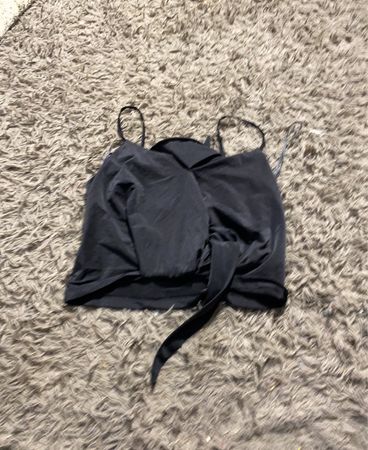Schwarzes Cami-Top mit Bindungsdetails