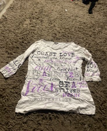 Weißes Langarmshirt mit dem Text "COAST LOVE" und "SEA STRIPES