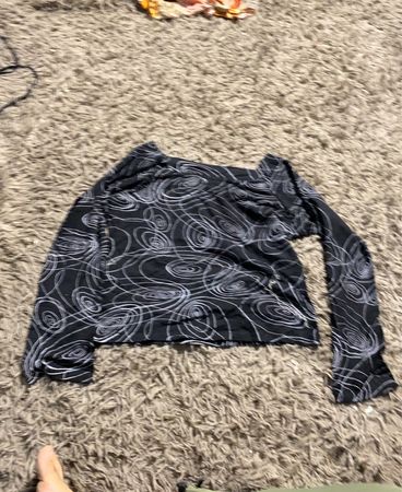 SchwarzesLangarmshirt mit weißem Wirbelmuster