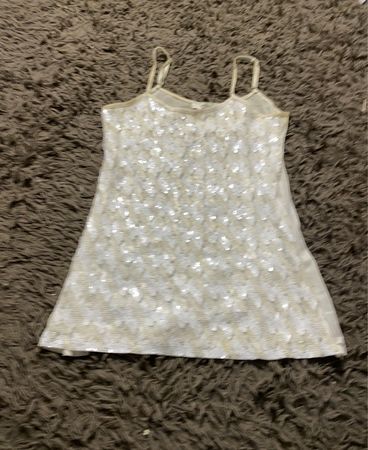 Langärmeliges Kleid mit weißen Pailletten
