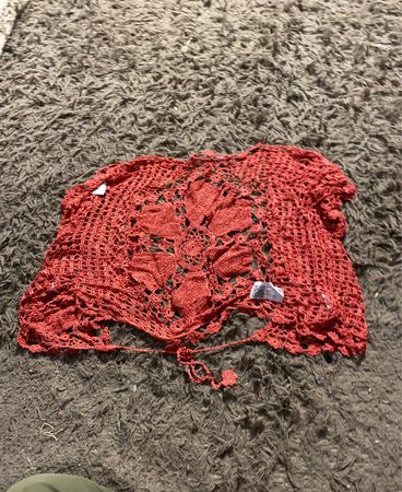 Rotes Häkeloberteil