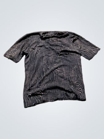 Schwarzes T-Shirt mit wellenförmigem Muster