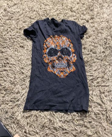 Schwarzes T-Shirt mit bedrucktem Skull-Motiv