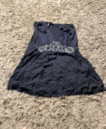 Dunkelblaues verziertes Kleid