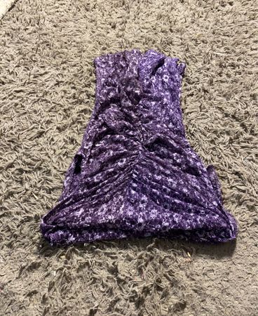 Lila gerafftes Kleid mit Blumenmuster