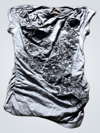 Graues gerafftes T-Shirt mit floralem Schmuck