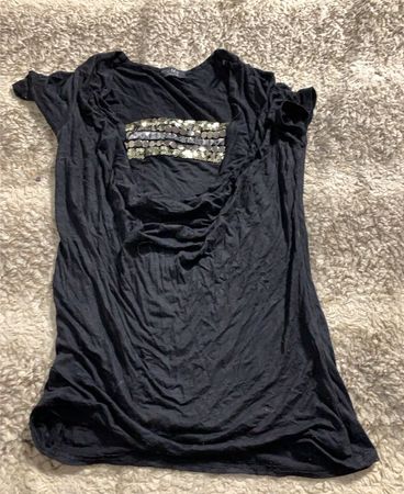 Schwarzes T-Shirt mit Pailletten