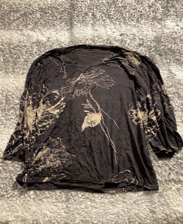 Dunkelbraunes Langarmhemd mit floralem Design