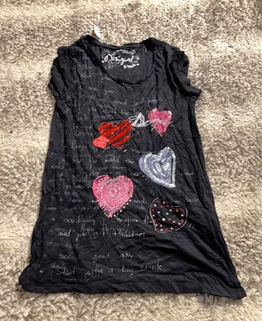 Dargel Schwarzes T-Shirt mit Herzen und Schrift