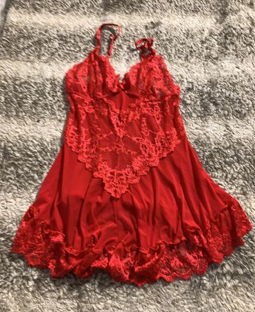 Babydoll mit rotem Spitzenbesatz