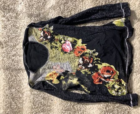 Schwarzes Langarmshirt mit Blumenmuster