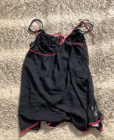Schwarzes Babydoll mit pinken Akzenten