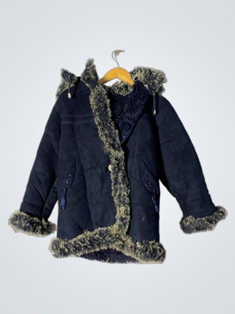 Veste à capuche bleu marine avec des garnitures en fausse fourrure