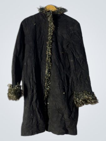 Schwarzer Mantel mit Pelzverzierung
