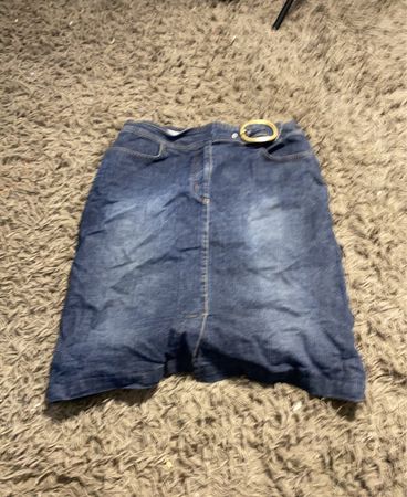 Denimrock mit goldener Schnalle