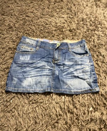 Blauer Jeansrock mit weißem Spitzen Detail