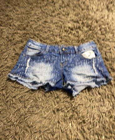 Jeansshorts mit Strassverzierungen