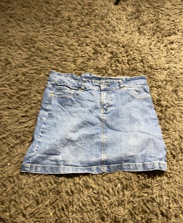 Jeansrock mit bestickten Taschen