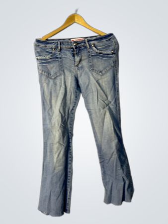 LA VIRTU Damen Jeans im hellen Wasch-Effekt mit Schlag