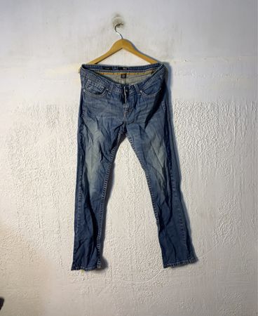 ana Straight Fit Jeans