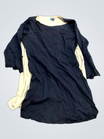 Schwarzes und beiges geschichtetes Kleid