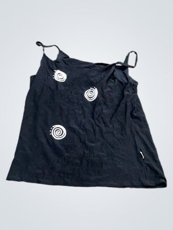 Schwarzes Tanktop mit weißem Spiraldesign